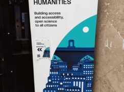 Banner für Digital Humanities Konferenz DH2025 in Lissabon. Motto: 'Building access and accessibility, open science to all citizens'. Zeigt stilisierte blaue Stadtsilhouette von Lissabon.