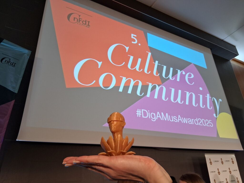 Präsentation der DigAMus Award Figur auf einer offnen Handfläche