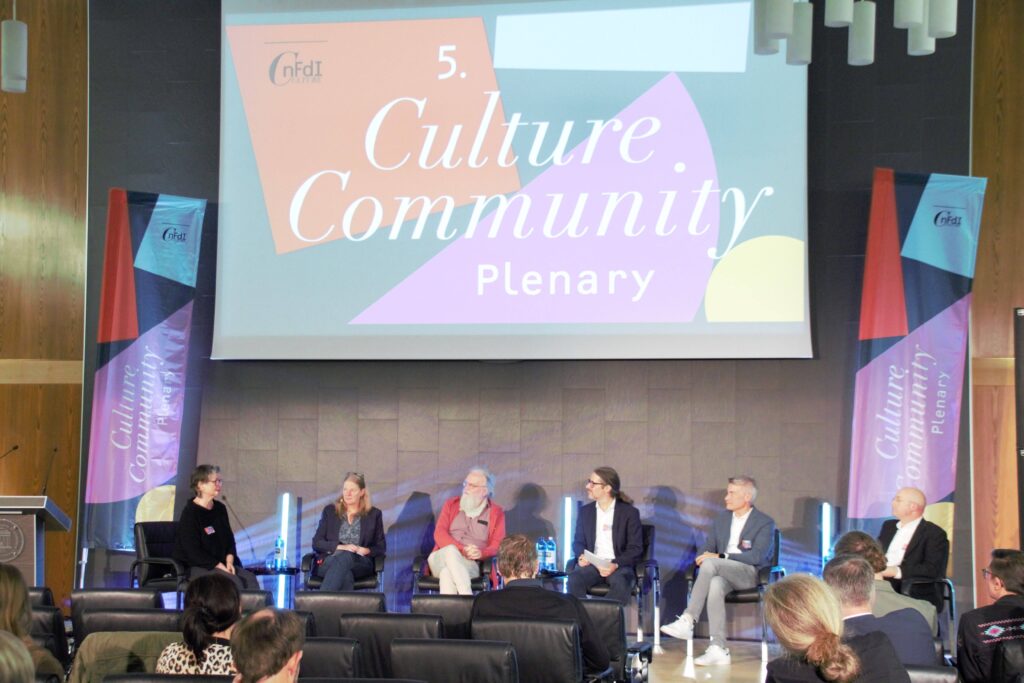 Fishbowl Discussion mit Prof. Dörte Schmidt, Prof. Andrea Rapp, Peter Gietz, Prof. Torsten Schrade, Prof. York Sure Vetter, Dr. Grischka Petri