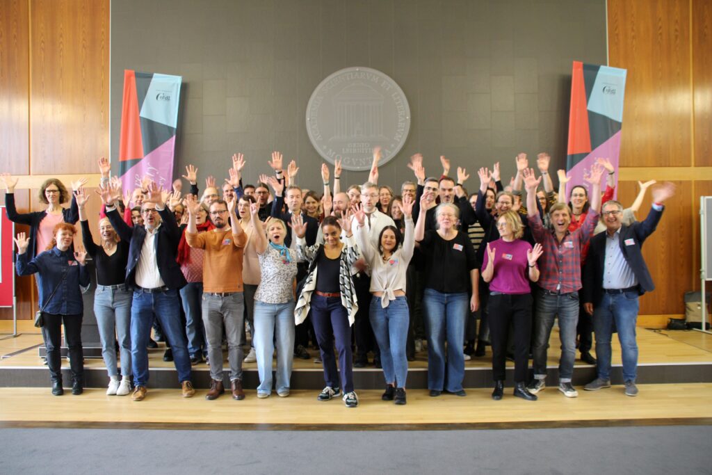 Gruppenfoto von NFDI4Culture und der Community, auf dem alle jubeln