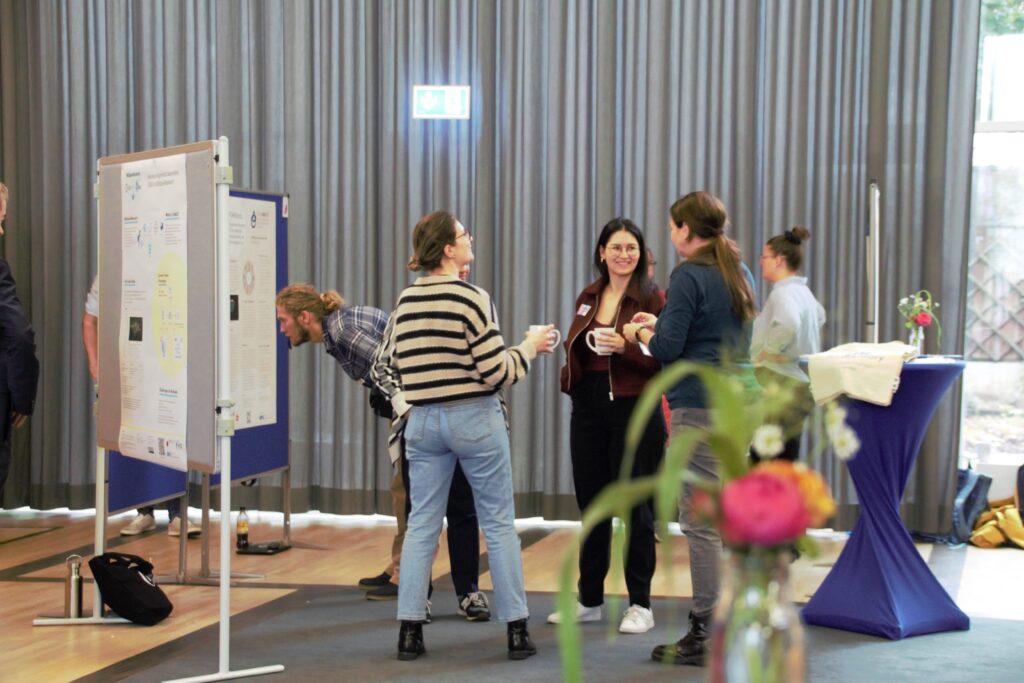 Menschen und Poster auf dem Markt der Möglichkeiten