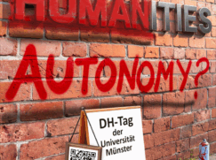 Plakat zum DH-Tag der Universität Münster: An einer roten Backsteinmauer prangen die metallisch glänzenden 3D-Buchstaben „DIGITAL HUMANITIES", wobei das Wort „HUMANITIES" zusätzlich mit roter Sprühfarbe überdeckt ist. Darunter steht in roter Graffiti-Schrift die Frage „AUTONOMY?". Vor der Mauer steht ein Aufsteller mit der Aufschrift „DH-Tag der Universität Münster, Freitag, 10. Juli 2026" sowie einem QR-Code. Auf dem gepflasterten Boden liegen zwei gebrauchte Sprühdosen. Oben rechts befindet sich das Logo der Universität Münster, unten links das Logo des Center for Digital Humanities Münster und unten rechts das Logo des SCDH (ULB Münster). Am linken Bildrand steht vertikal der Hinweis: „Grafik erstellt mit KI-Unterstützung".